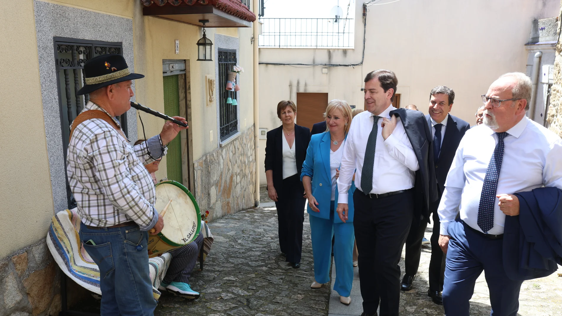 Mañueco pasea por Fermoselle junto a Carriedo y Leticia García, entre otros, tras presentar el plan socioeconómico de La Raya