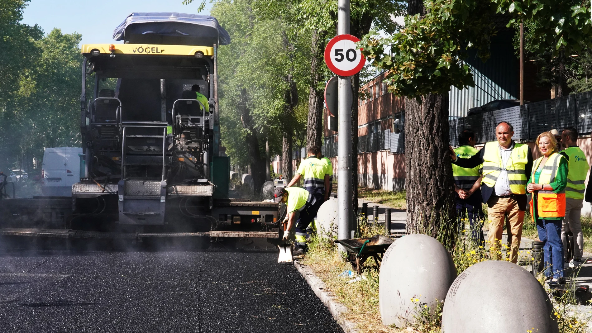 Trabajadores realizan trabajos de asfaltado en una calle de Madrid REMITIDA / HANDOUT por AYUNTAMIENTO DE MADRID Fotografía remitida a medios de comunicación exclusivamente para ilustrar la noticia a la que hace referencia la imagen, y citando la procedencia de la imagen en la firma 26/05/2025