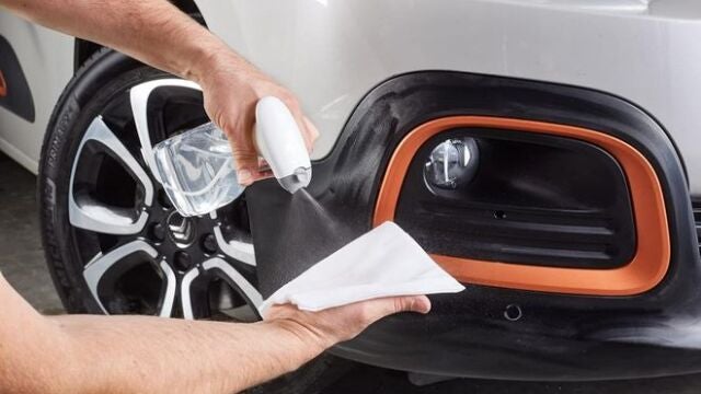 Plásticos descoloridos del coche: este producto por menos de 9€ es la solución más barata y eficaz
