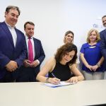 MADRID.-Ayuso firma el aval para apoyar la candidatura de Feijóo a la presidencia del PP