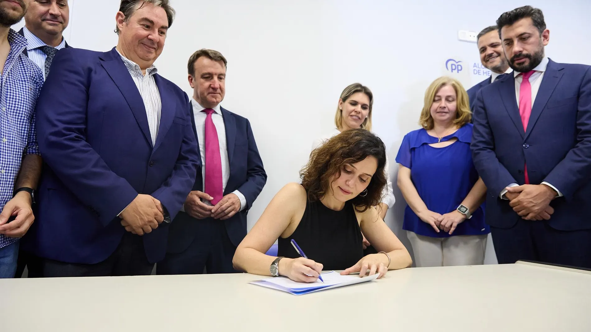 MADRID.-Ayuso firma el aval para apoyar la candidatura de Feijóo a la presidencia del PP