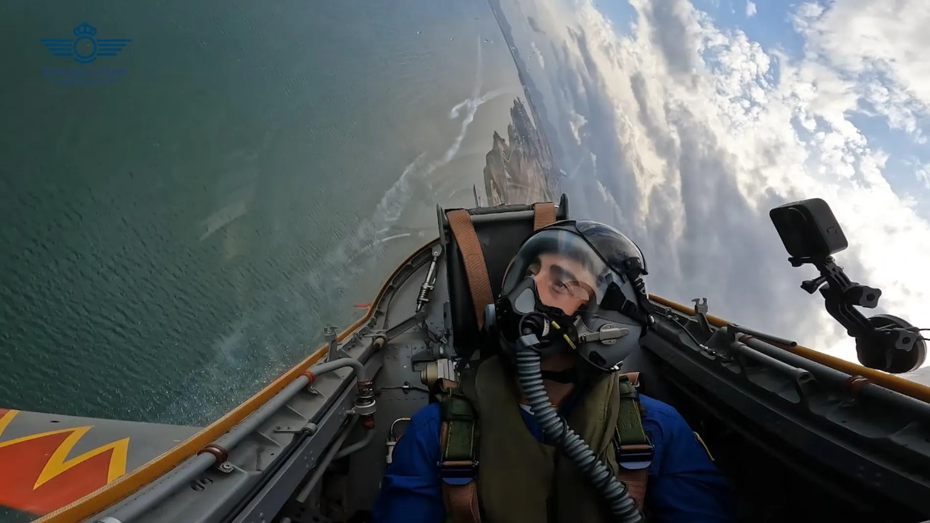 El piloto GP en su vuelo con la Patrulla Águila