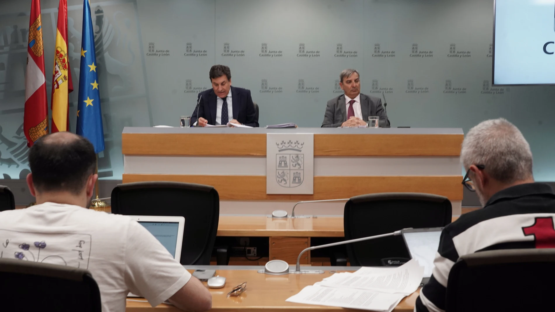 El consejero de Economía y Hacienda y portavoz, Carlos Fernández Carriedo, y el consejero de Movilidad y Transformación Digital, José Luis Sanz Merino, comparecen en rueda de prensa posterior al Consejo de Gobierno