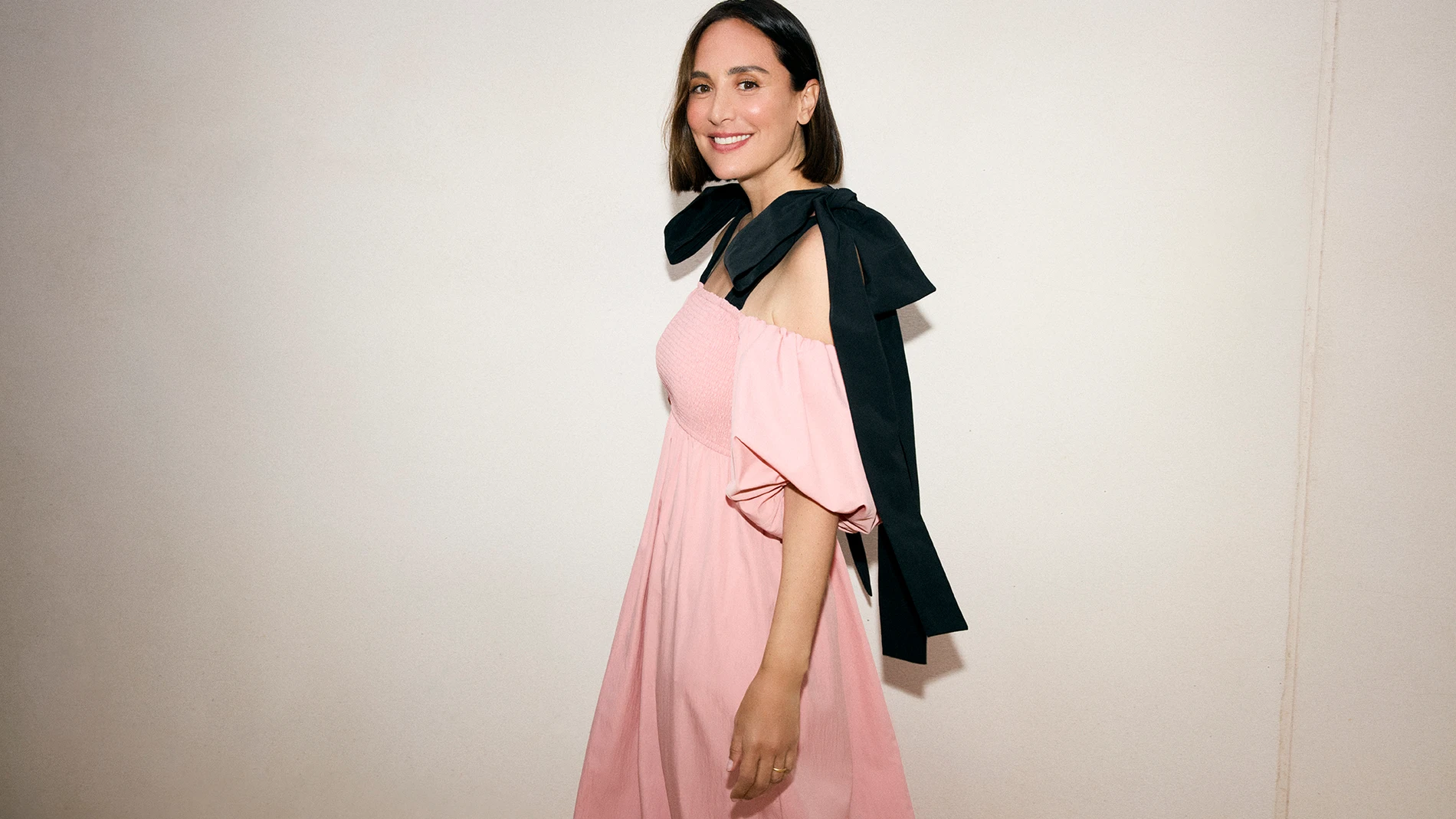Tamara Falcó con un diseño de su colección.
