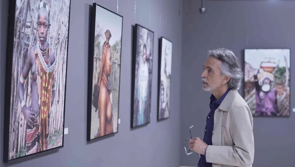 Un hombre contempla las fotografías de Rodolfo Romero