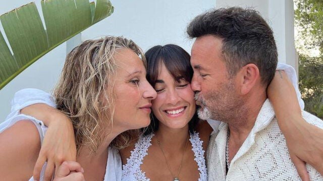 Aitana Ocaña junto a sus padres, Cosme y Belén