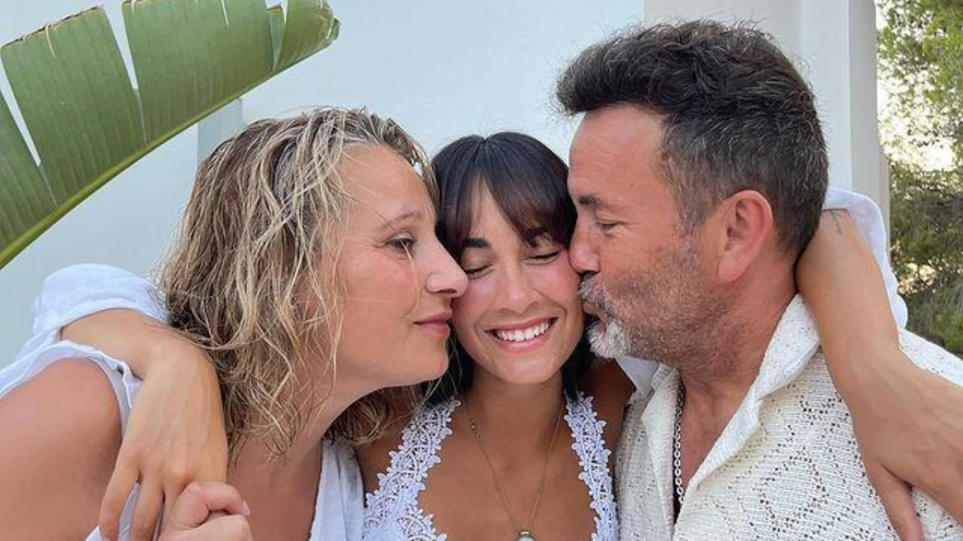 Aitana Ocaña junto a sus padres, Cosme y Belén