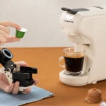 Versátil, potente y sin complicaciones: así es esta cafetera que sirve para todo
