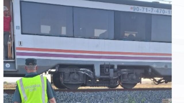 Un agente de la Guardia Civil, junto al tren