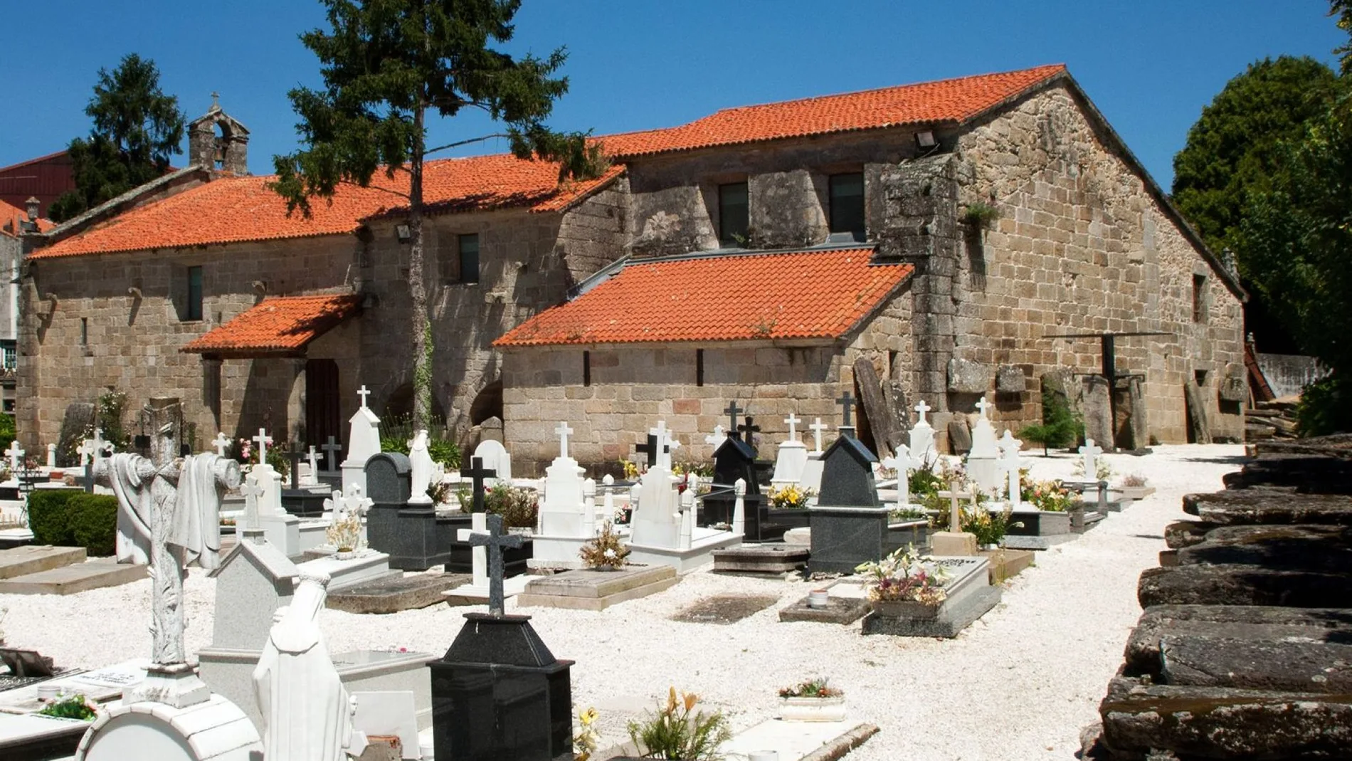 Así es el templo gallego donde las lápidas cuentan la historia