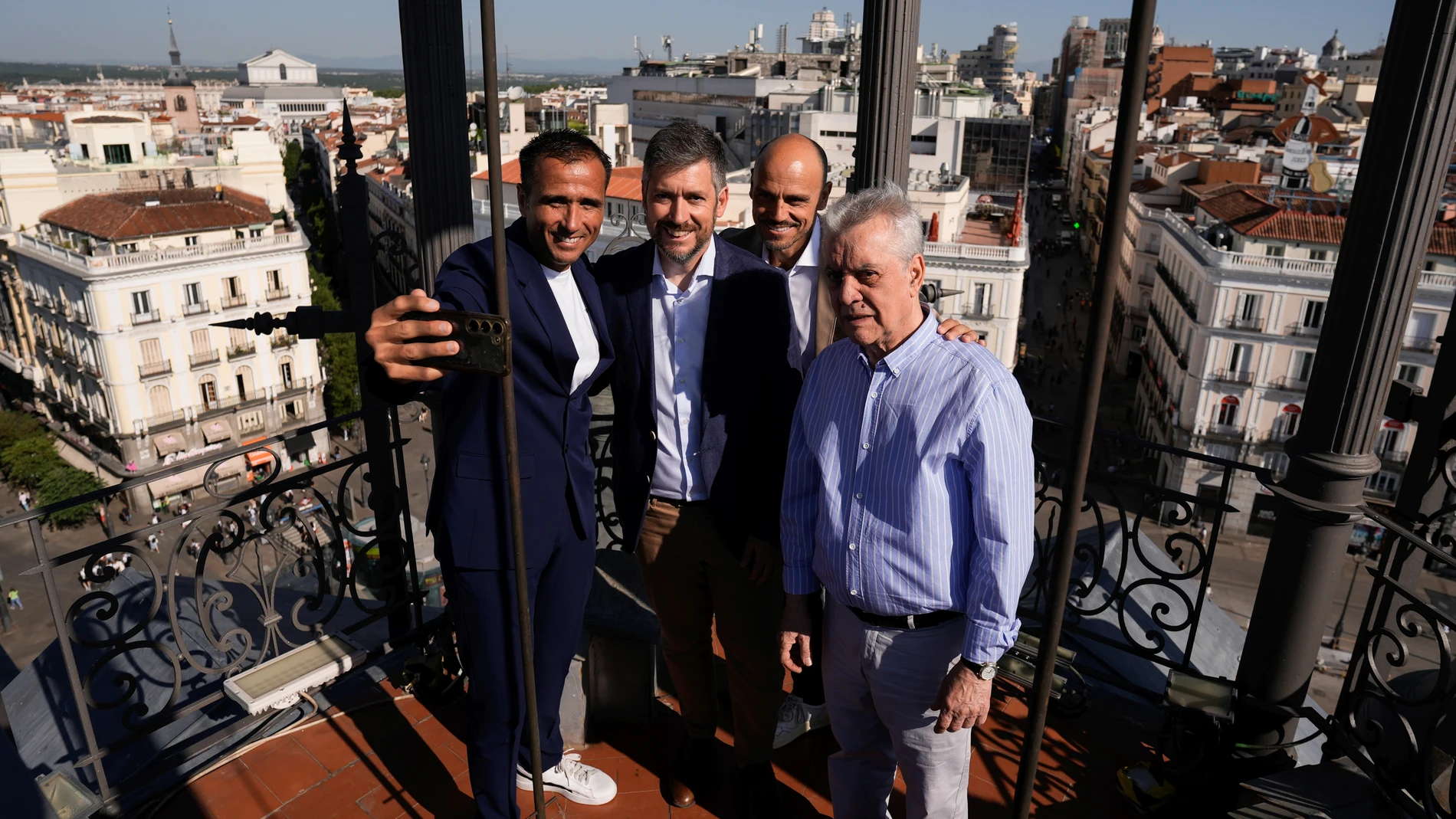 El consejero de Presidencia, Justicia y Administración Local de la Comunidad de Madrid, Miguel Ángel García (i), ha acompañado a los viceconsejeros de Presidencia del Gobierno de Canarias, Alfonso Cabello (2i), y de la Actividad Física y Deportes, Ángel Sabroso (2d), a visitar el reloj ubicado en la sede del Ejecutivo regional este jueves.