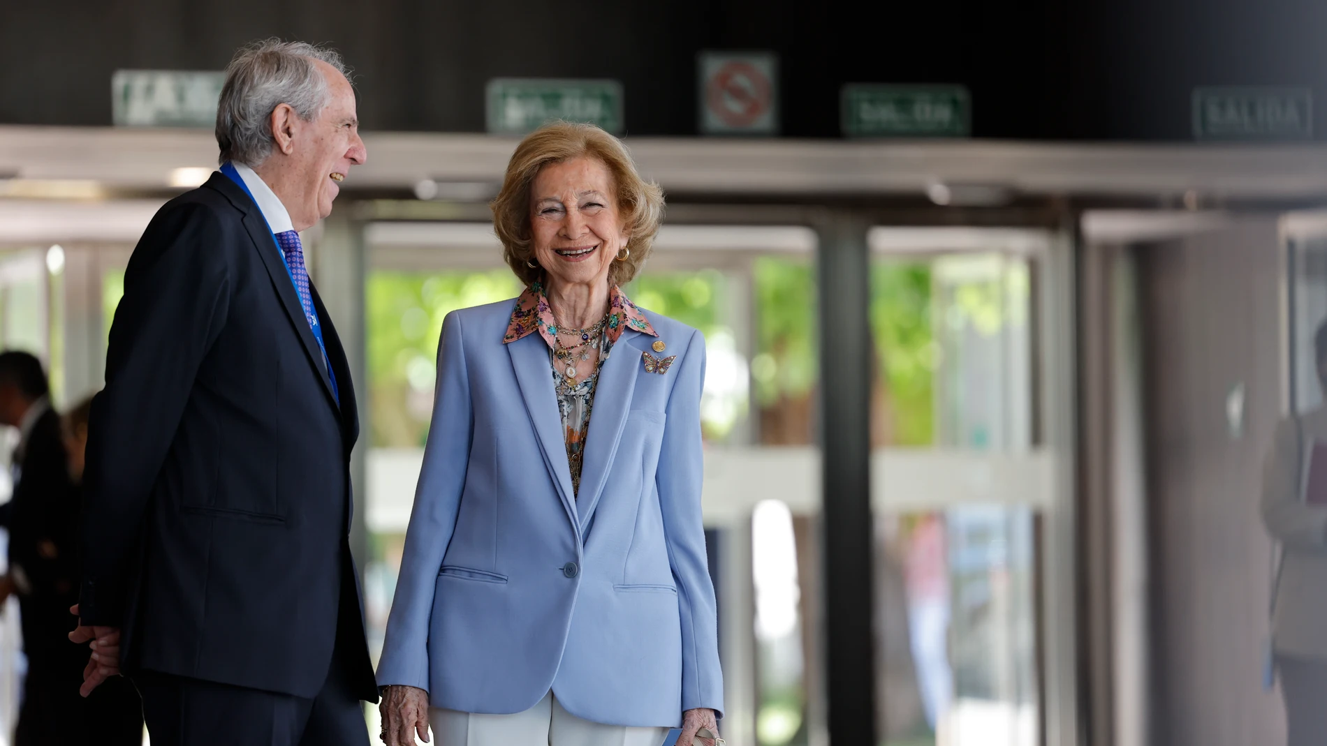 OURENSE, 29/05/2025.- La Reina Sofía (d), acompañada por el presidente de la Federación Española de Bancos de Alimentos (FESBAL), Pedro Llorca, inaugura este jueves en Ourense el XXVIII congreso de FESBAL, cita anual que reúne a líderes y actores clave en la lucha contra la inseguridad y el desperdicio alimentario en España. EFE/ Lavandeira Jr