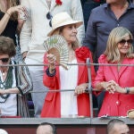 La Infanta Elena y su look para una calurosa tarde de toros. 