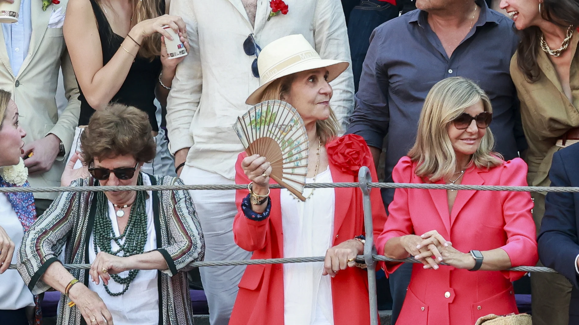 La Infanta Elena y su look para una calurosa tarde de toros.