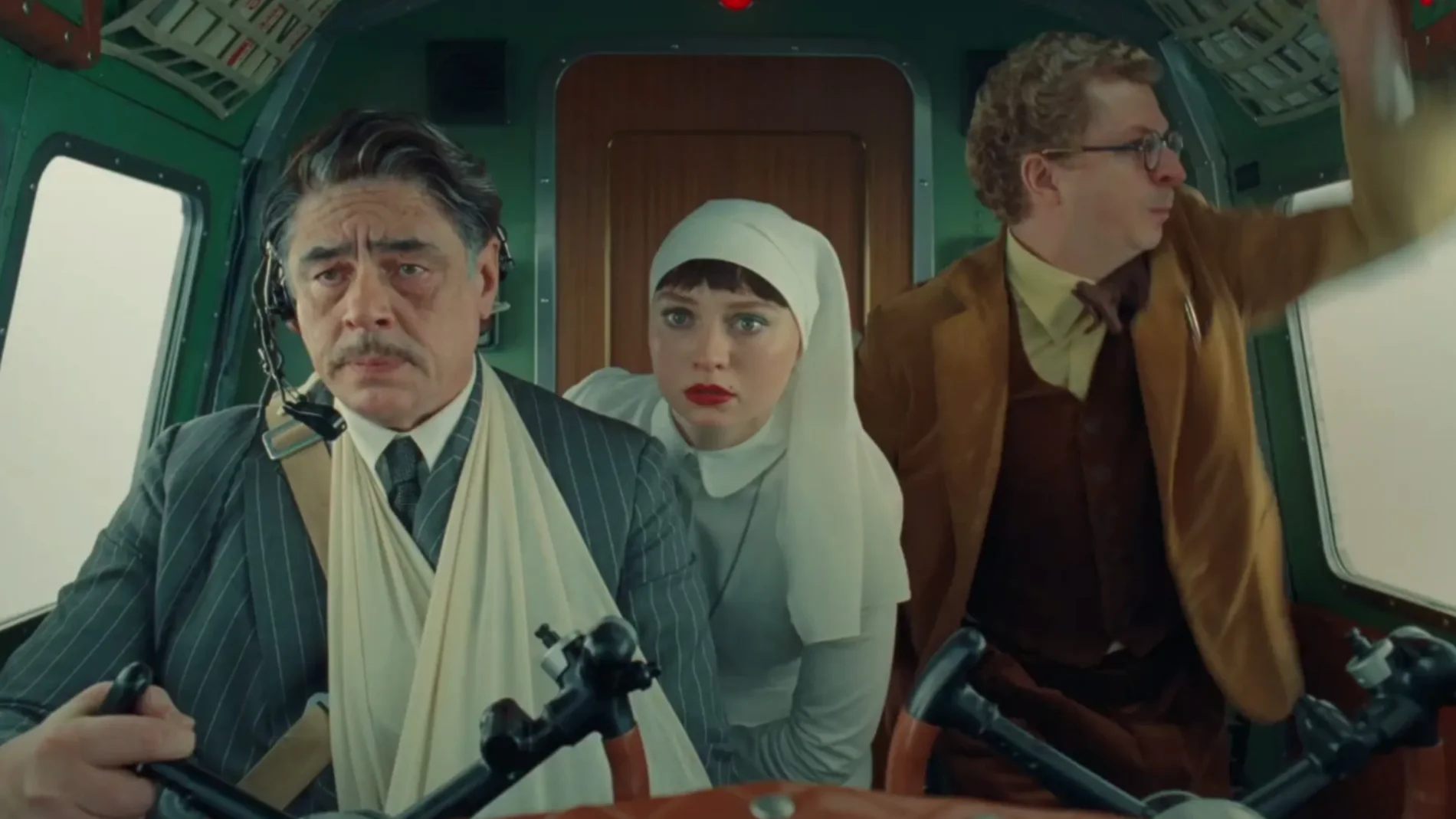 Escena de "La trama fenicia" de Wes Anderson
