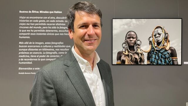 Rodolfo Romero junto a una de sus fotografías en la exposición