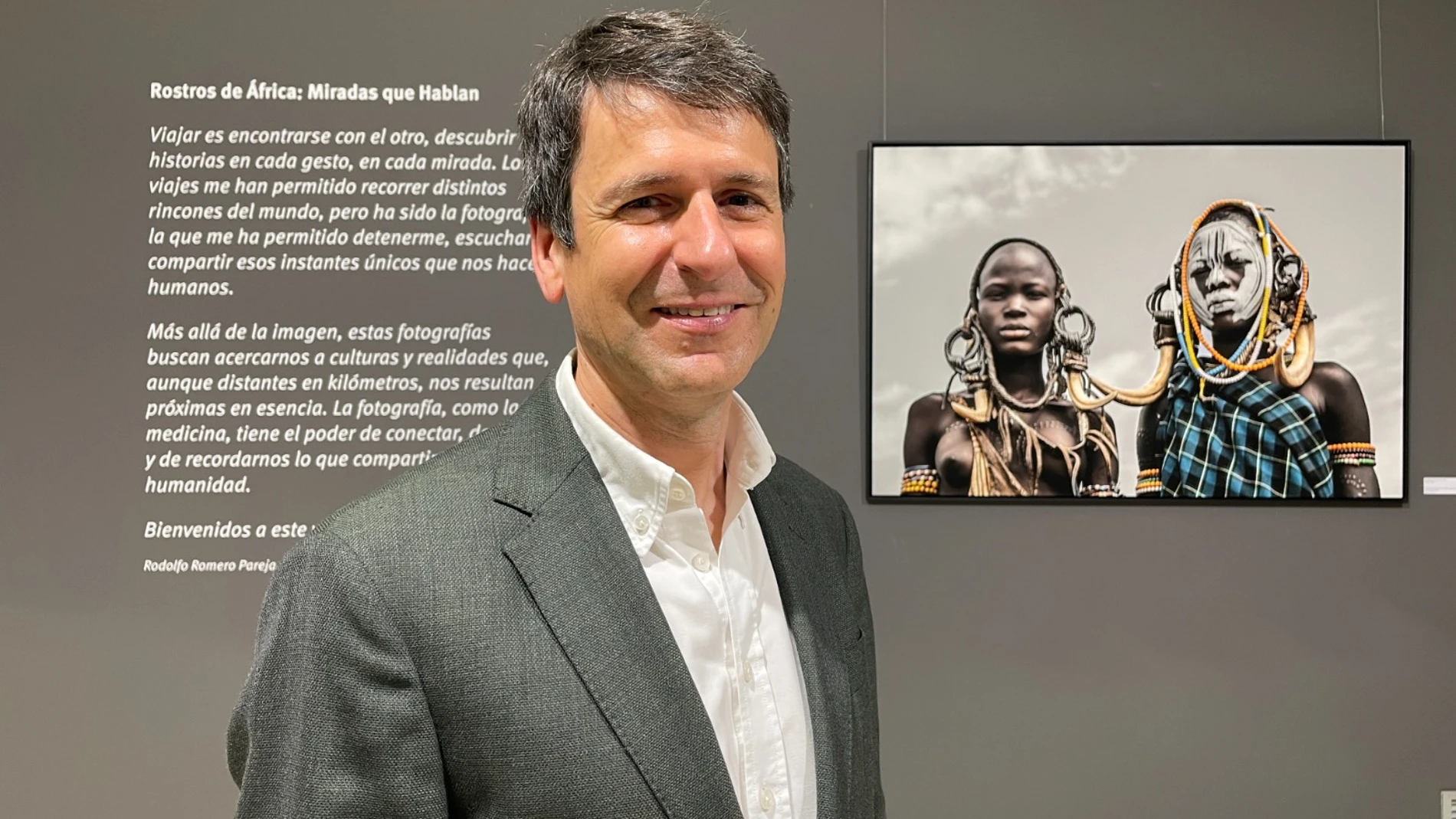 Rodolfo Romero junto a una de sus fotografías en la exposición