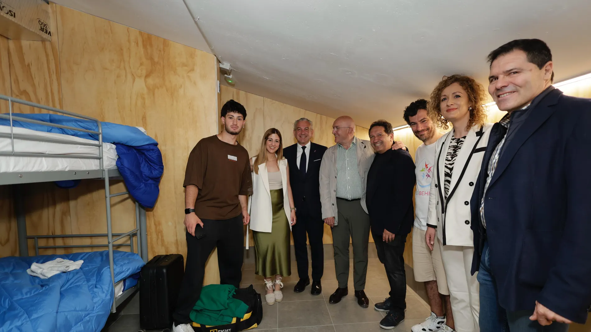 El alcalde de Valladolid, Jesús Julio Carnero, visita el nuevo albergue, junto al delegado Nicanor Sen, la concejala Carolina del Bosque, Eusebio Sacristán y Alberto López Moreno, entre otros