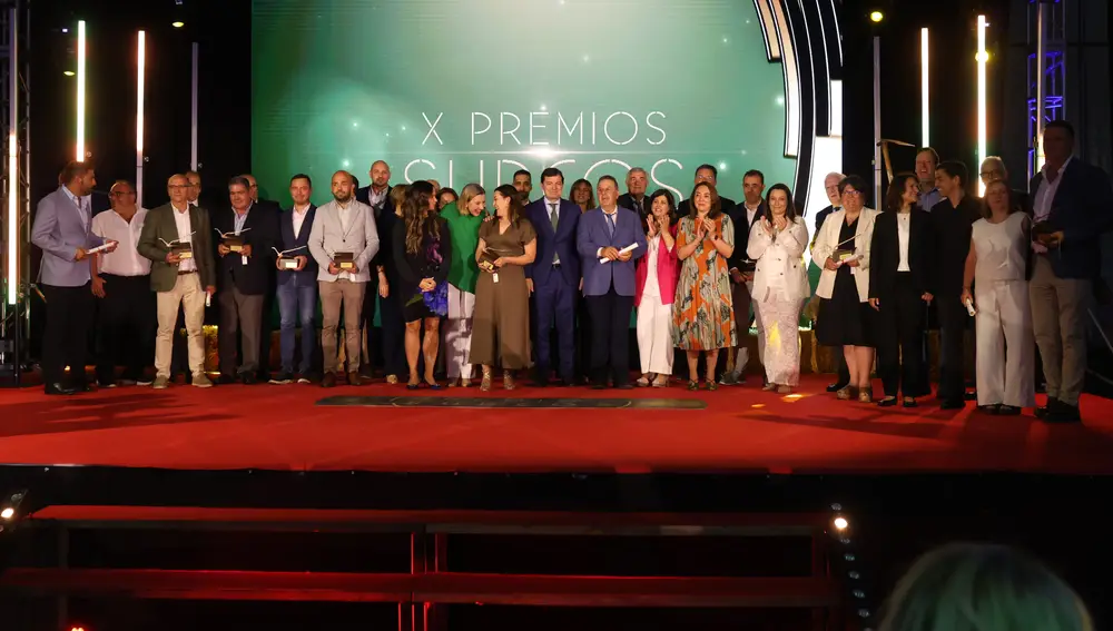 Las autoridades con los galardonados
