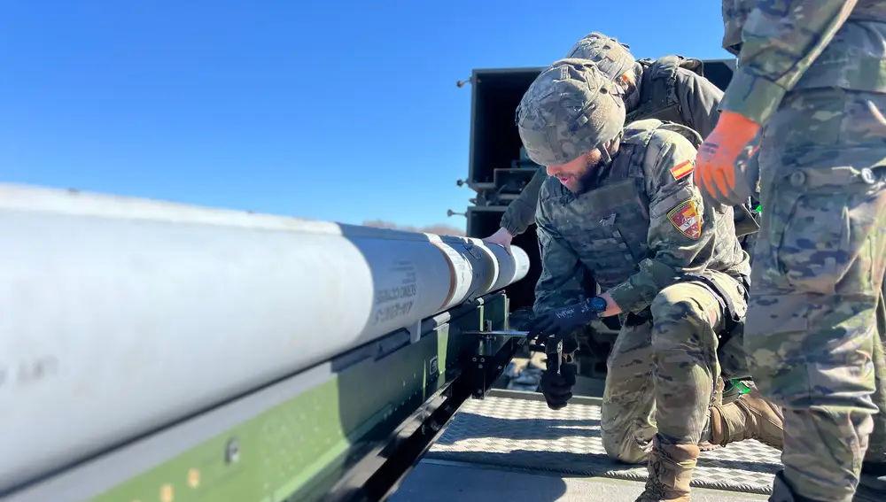 Militares españoles ponen a punto la batería de misiles