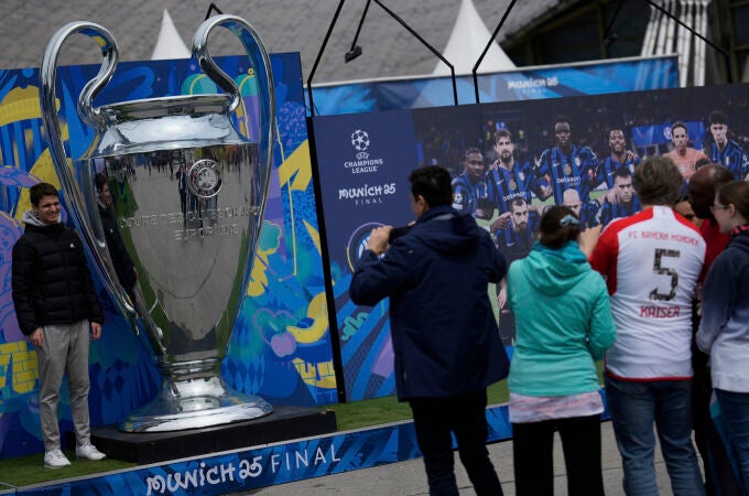 Aficionados en la "fan zone" de la final de la Champions