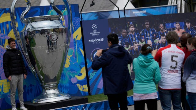 Aficionados en la "fan zone" de la final de la Champions