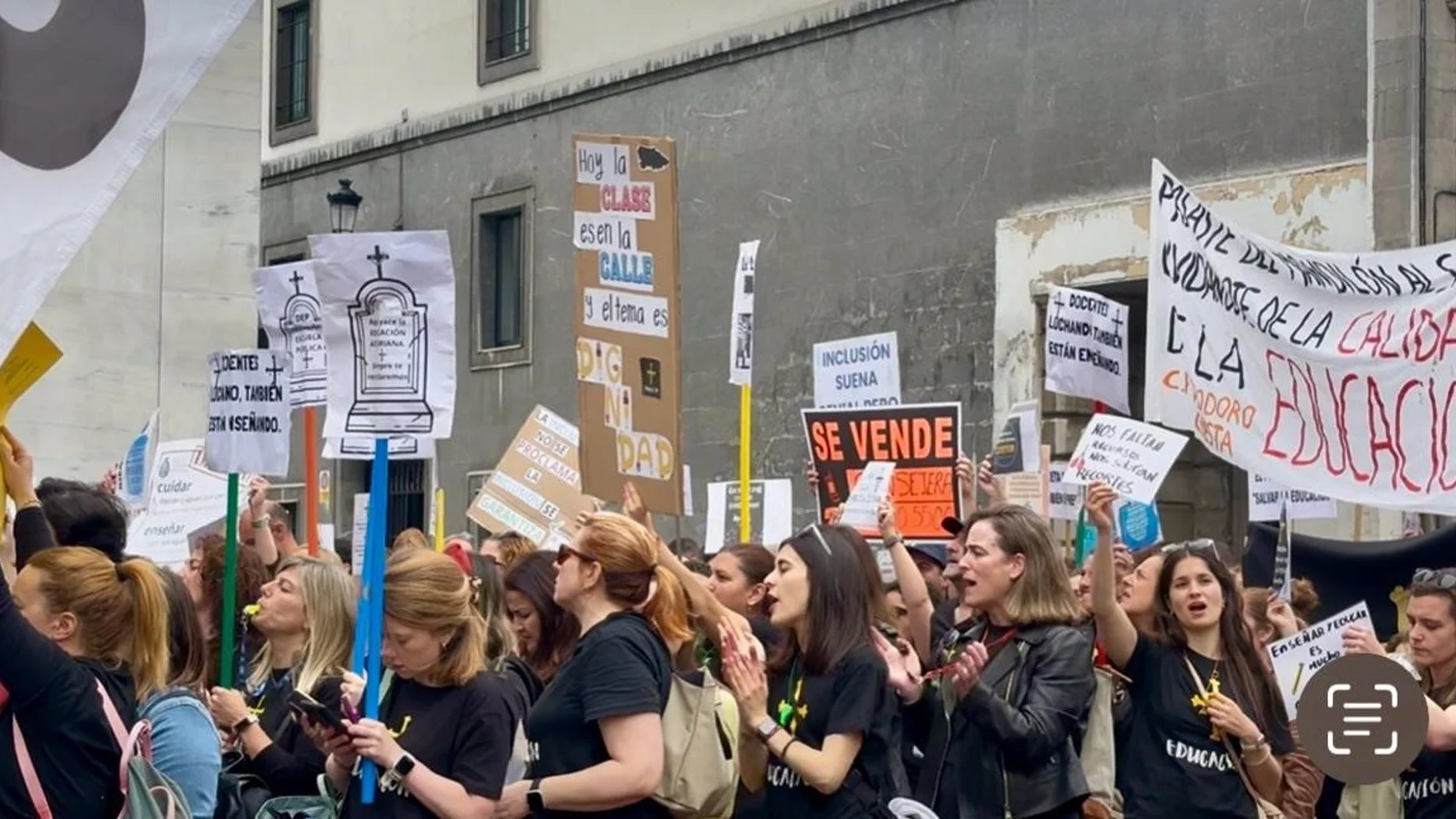 ASTURIAS.-Auxiliares y Educadoras de la Consejería de Educación muestran su apoyo a la huelga y a las demandas de los docentes