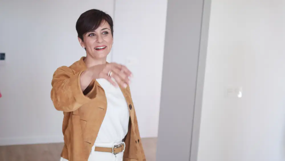 Isabel Rodríguez visita un edificio de alquiler social personas mayores en Pamplona
