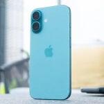 La parte trasera del iPhone 16 en color verde