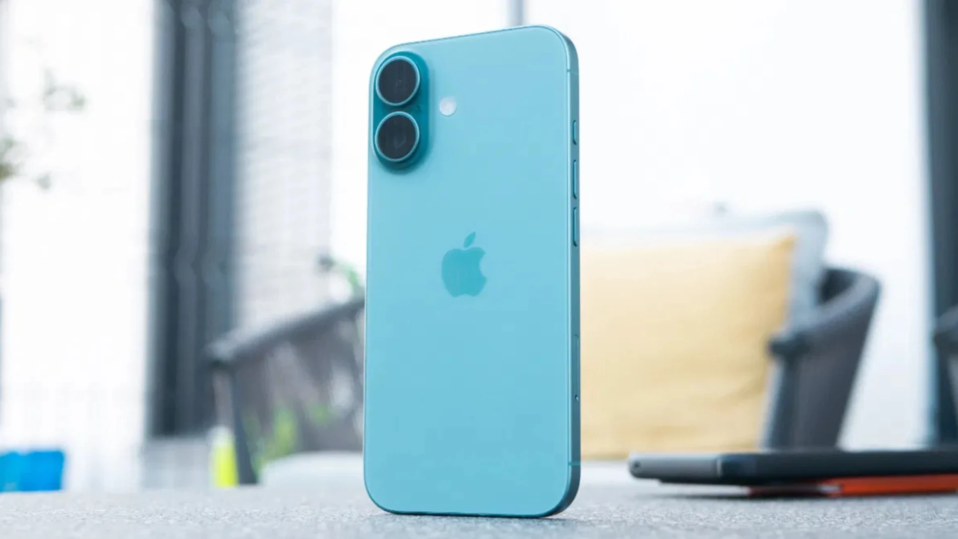 La parte trasera del iPhone 16 en color verde