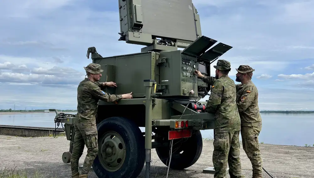Instalación del radar de la unidad de defensa aérea