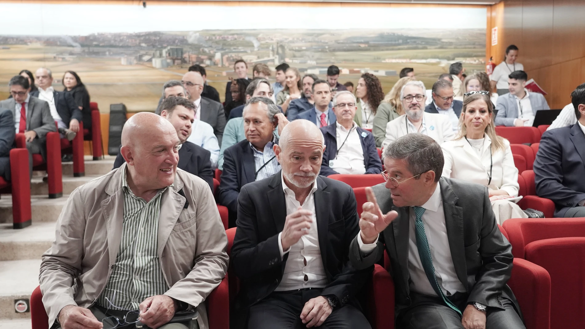 El alcalde de Valladolid, Jesús Julio Carnero, el presidente de la Cámara de Comercio, Víctor Caramanzana, inauguran el I Foro de Inversiones Ciudad de Valladolid, organizado en el marco del programa Valladolid Now