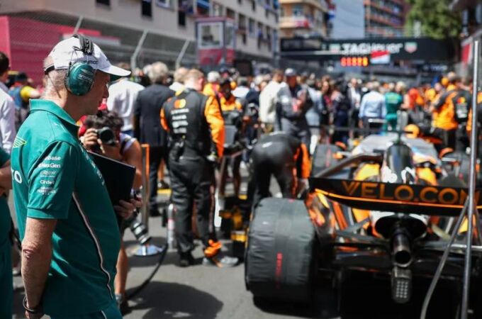 Adrián Newey espiando a McLaren