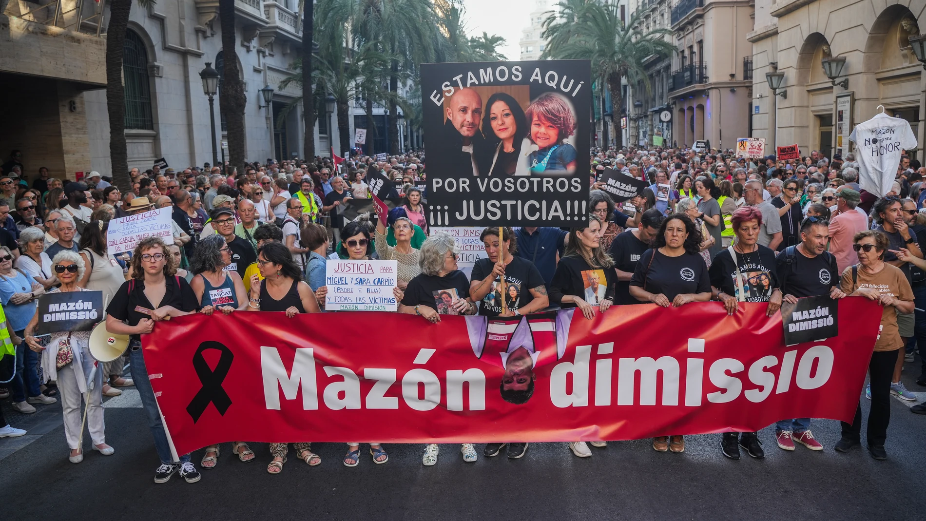 Decenas de personas durante una manifestación para pedir la dimisión de Mazón, a 29 de mayo de 2025, en Valencia, Comunidad Valenciana (España). Esta manifestación que ha salido desde la plaza del ayuntamiento, ha sido convocada por la plataforma ciudadana "Mazón Dimissió". El motivo principal es exigir la dimisión del president de la Generalitat, Carlos Mazón, por su gestión de la DANA del 29 de octubre de 2024, que dejó más de 200 víctimas mortales y miles de afectados. La protesta también ...