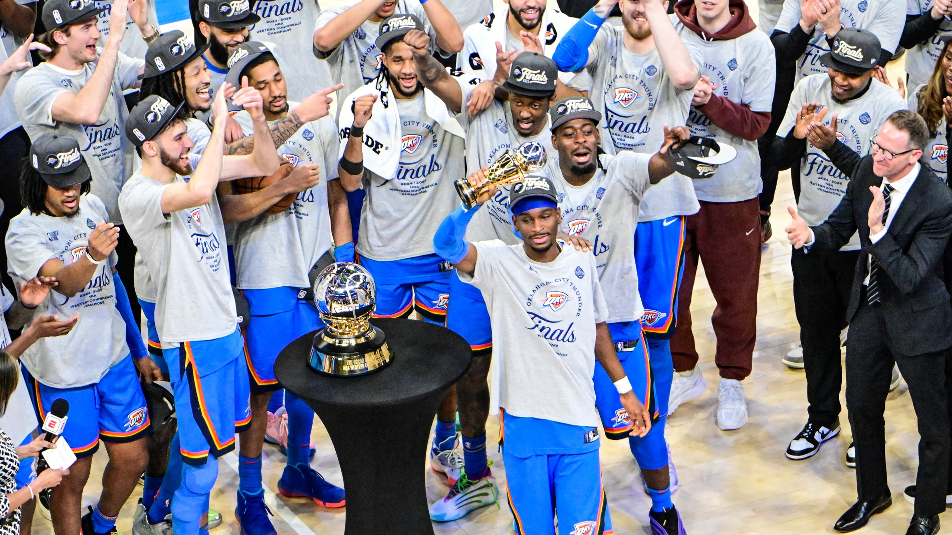 Shai Gilgeous-Alexander, con el trofeo de MVP de la final de la Conferencia Oeste