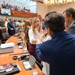 El secretario general del PSOE, Miguel Ángel Gallardo saluda a Guardiola a su llegada a la Asamblea de Extremadura para tomar posesión como diputado