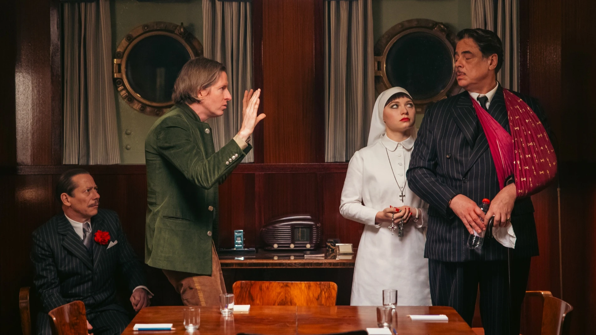 Así se grabó 'La trama fenicia': tráiler exclusivo de la última de Wes Anderson a solo un día de su estreno