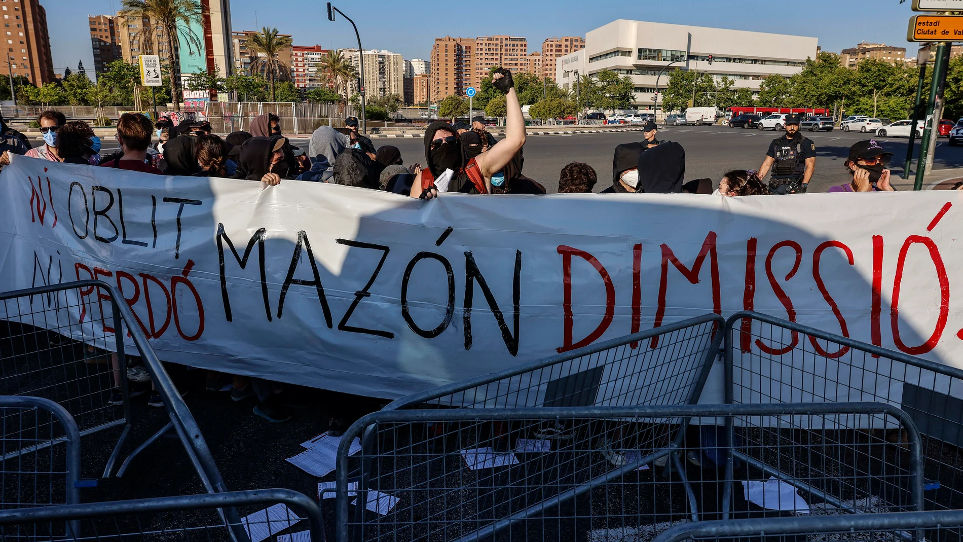 Piquetes con una pancarta cortan la Autovía AP-7 durante la primera jornada de huelga general por la gestión de la dana, a 29 de mayo de 2025, en Valencia, Comunidad Valenciana (España). Durante la huelga convocada por Intersindical, CGT, CNT y COS con motivo de los siete meses desde la dana, han exigido la dimisión del presidente de la Generalitat valenciana y piden responsabilidades políticas. La huelga ha arrancado de madrugada con un piquete en Mercavalència que ha impedido acceder a los ...