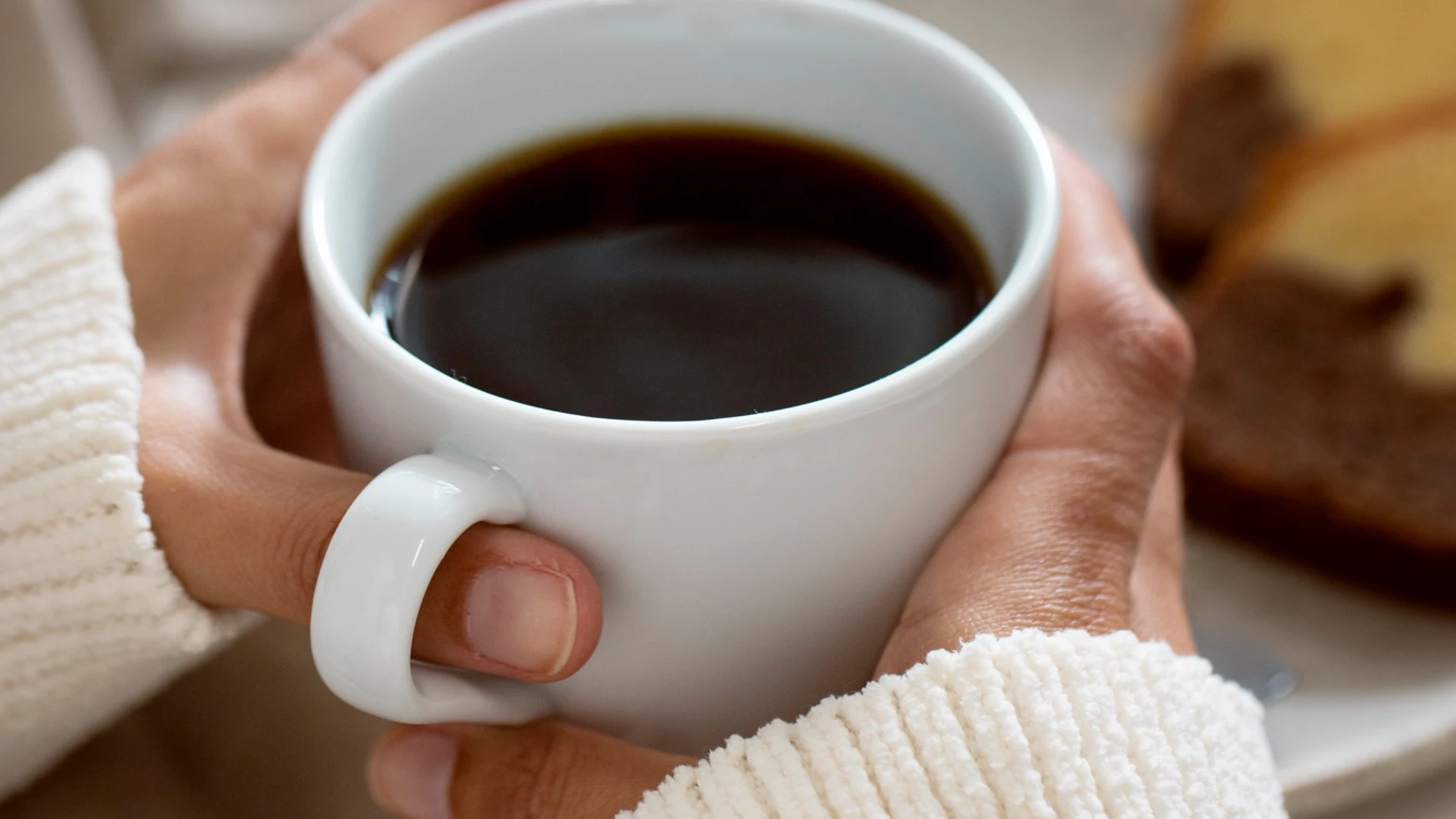 Taza café con cafeína sujeta manos