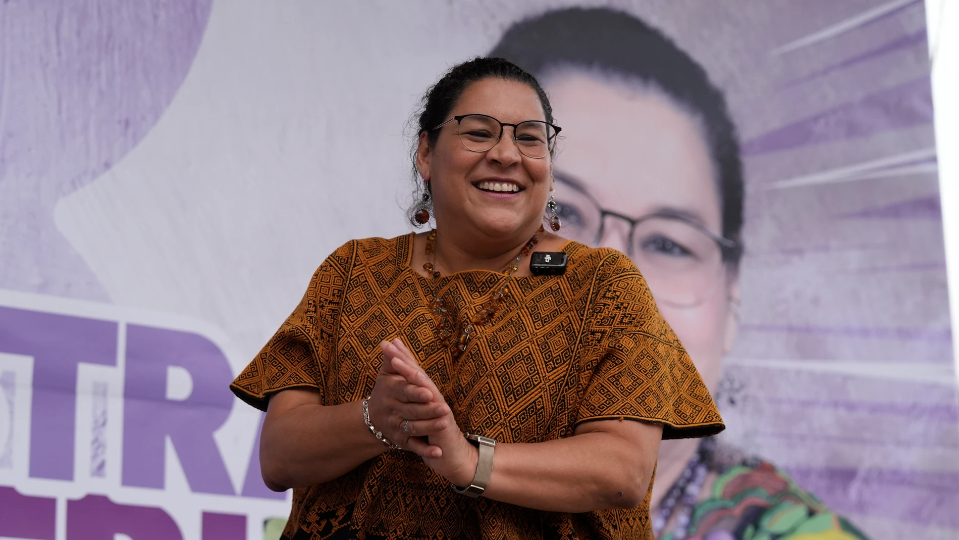 Lenia Batres, candidata a la Corte Suprema Electoral, sonríe durante un acto de campaña
