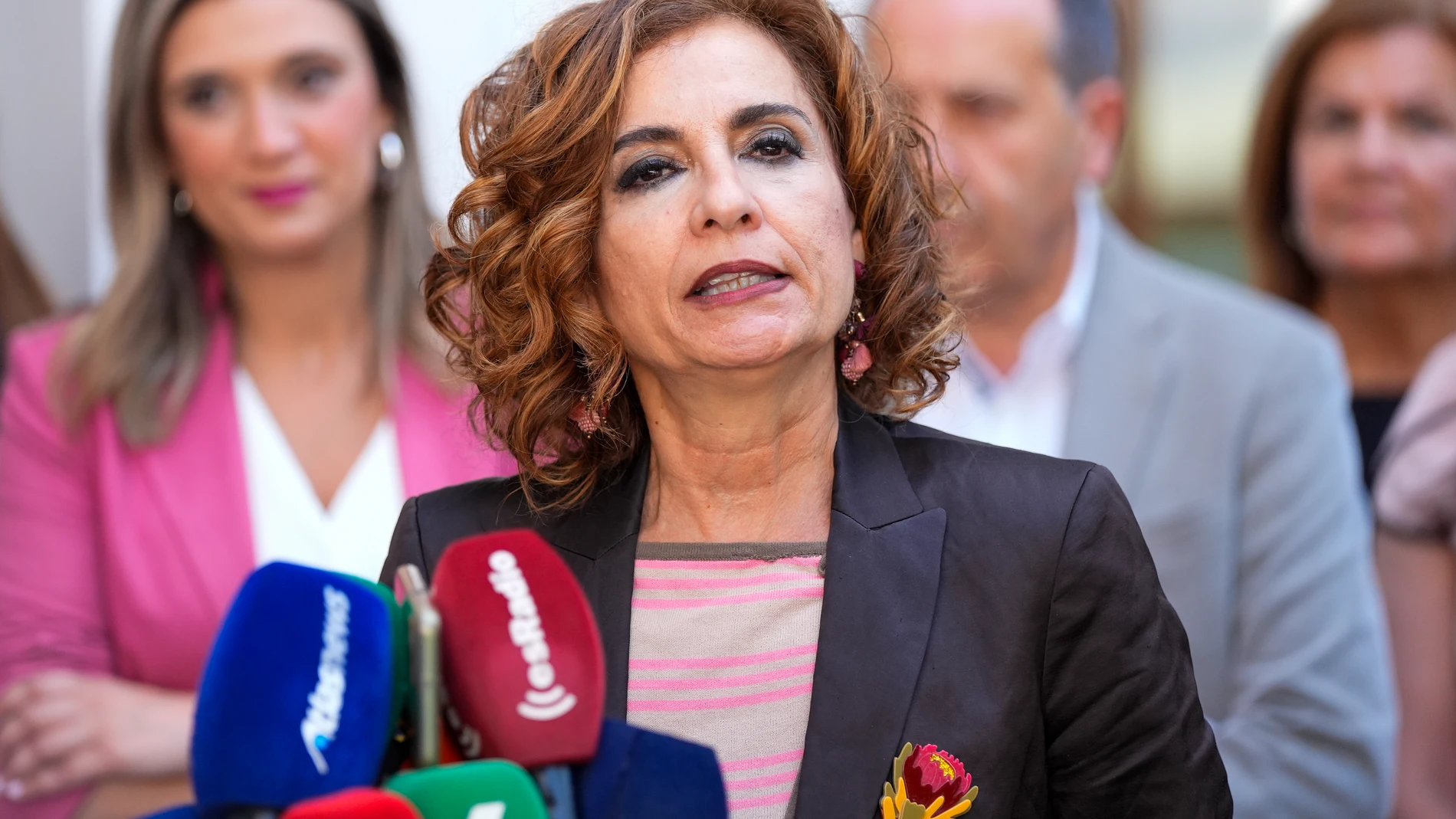 La secretaria general del PSOE-A, María Jesús Montero atiende a los medios de comunicación. A 29 de mayo de 2025 en Sevilla, Andalucía (España). La secretaria general del PSOE-A, María Jesús Montero, ha atendido a los medios en el Parlamento de Andalucía antes de mantener un encuentro con representantes de organizaciones sociales relacionadas con los servicios de la Dependencia en la comunidad. Durante la reunión se abordarán las principales demandas y retos del sector.29 MAYO 2025Joaquin...