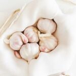 Por qué nunca más deberías tirar las cáscaras del ajo: el truco que está revolucionando cocinas y jardines