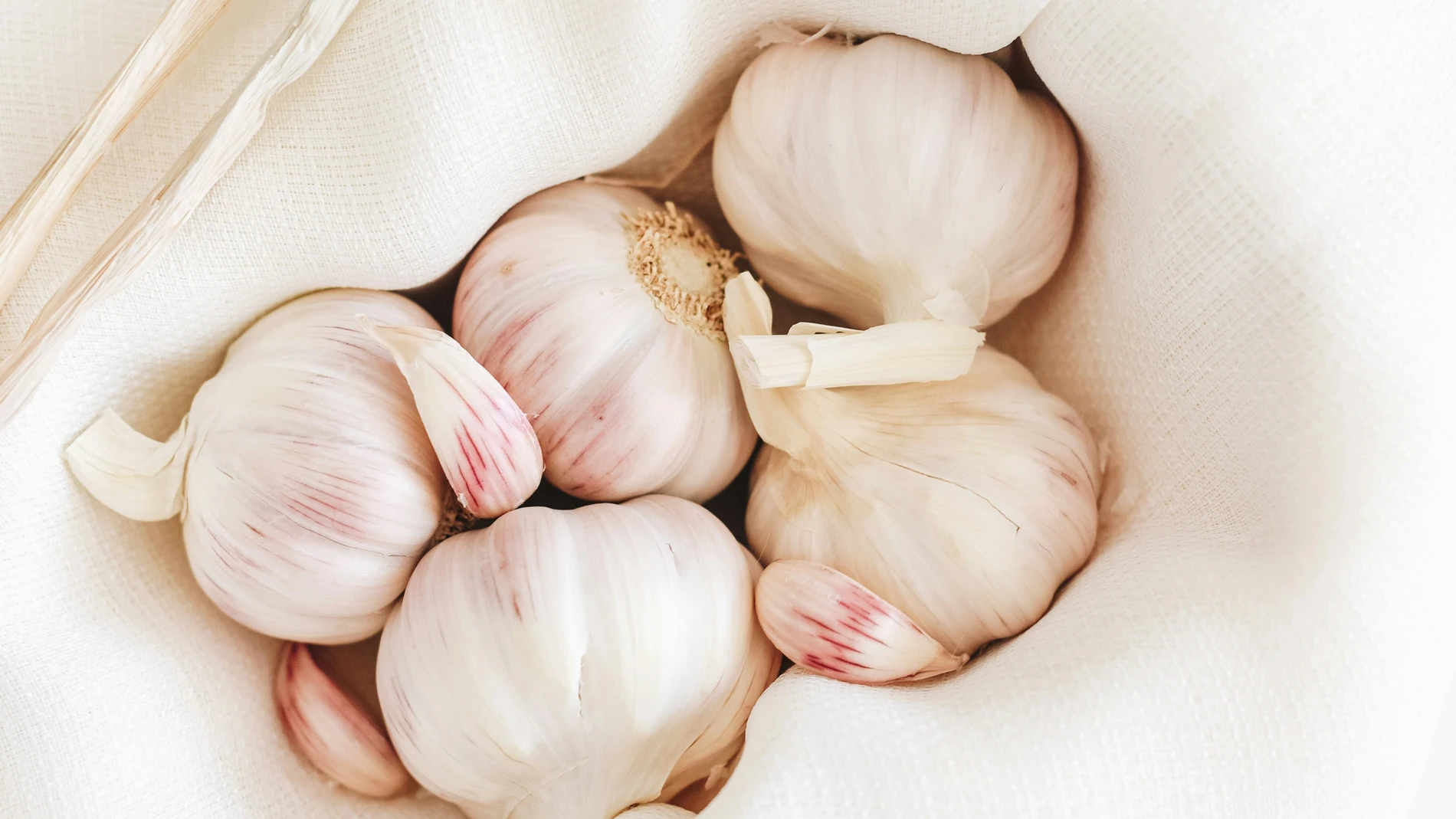 Por qué nunca más deberías tirar las cáscaras del ajo: el truco que está revolucionando cocinas y jardines