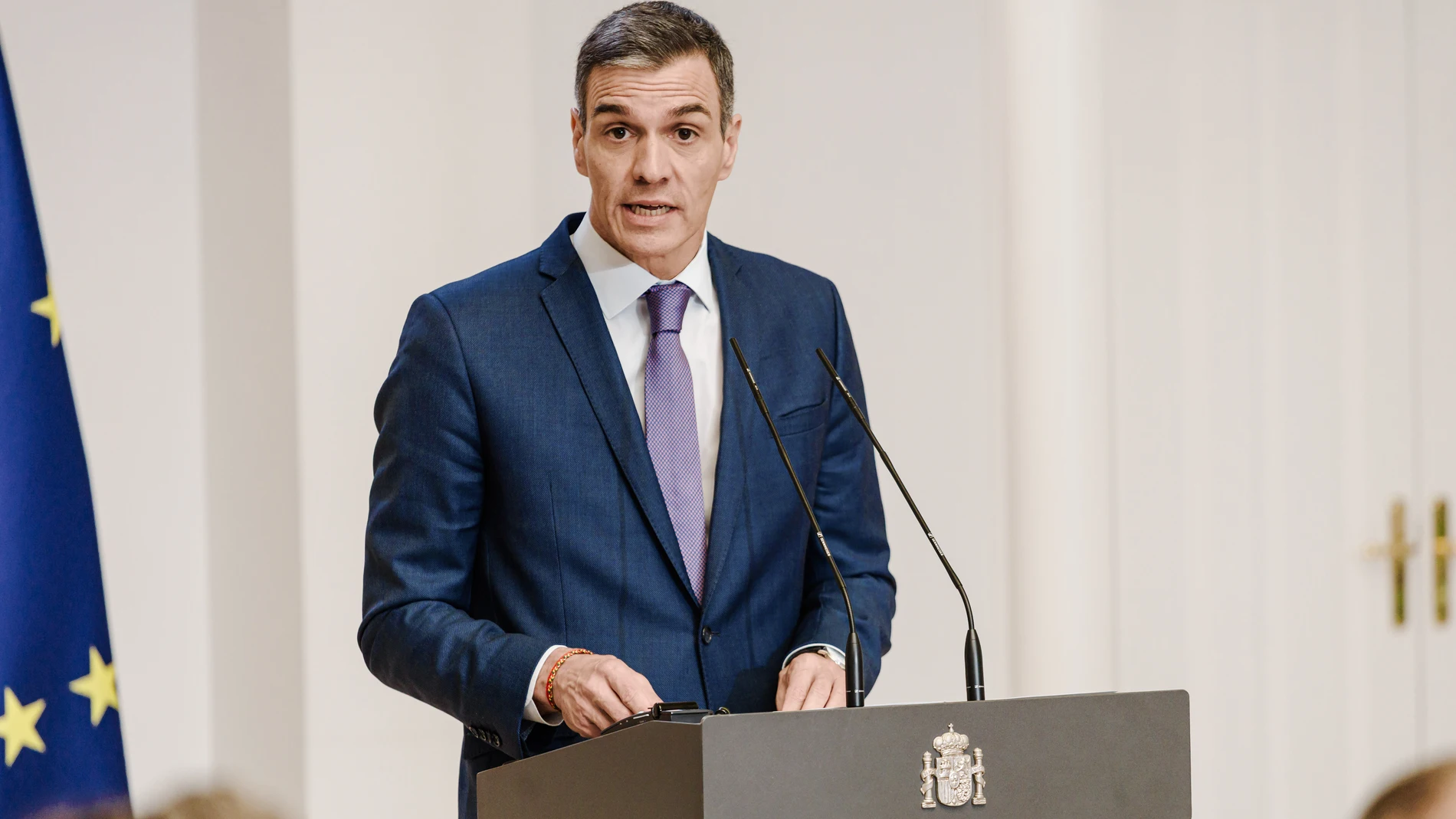 El presidente del Gobierno, Pedro Sánchez, ofrece una rueda de prensa tras un encuentro con el primer ministro de la República de Eslovenia, Robert Golob, en el Palacio de la Moncloa, a 29 de mayo, en Madrid (España). Esta reunión ratifica su alianza en favor de un alto el fuego en Gaza y facilitar la entrada de ayuda humanitaria en la Franja. Ambos líderes buscan avanzar en la solución de los dos Estados, Israel y Palestina, como única vía para la paz en Oriente Medio. Esta reunión coincide ...