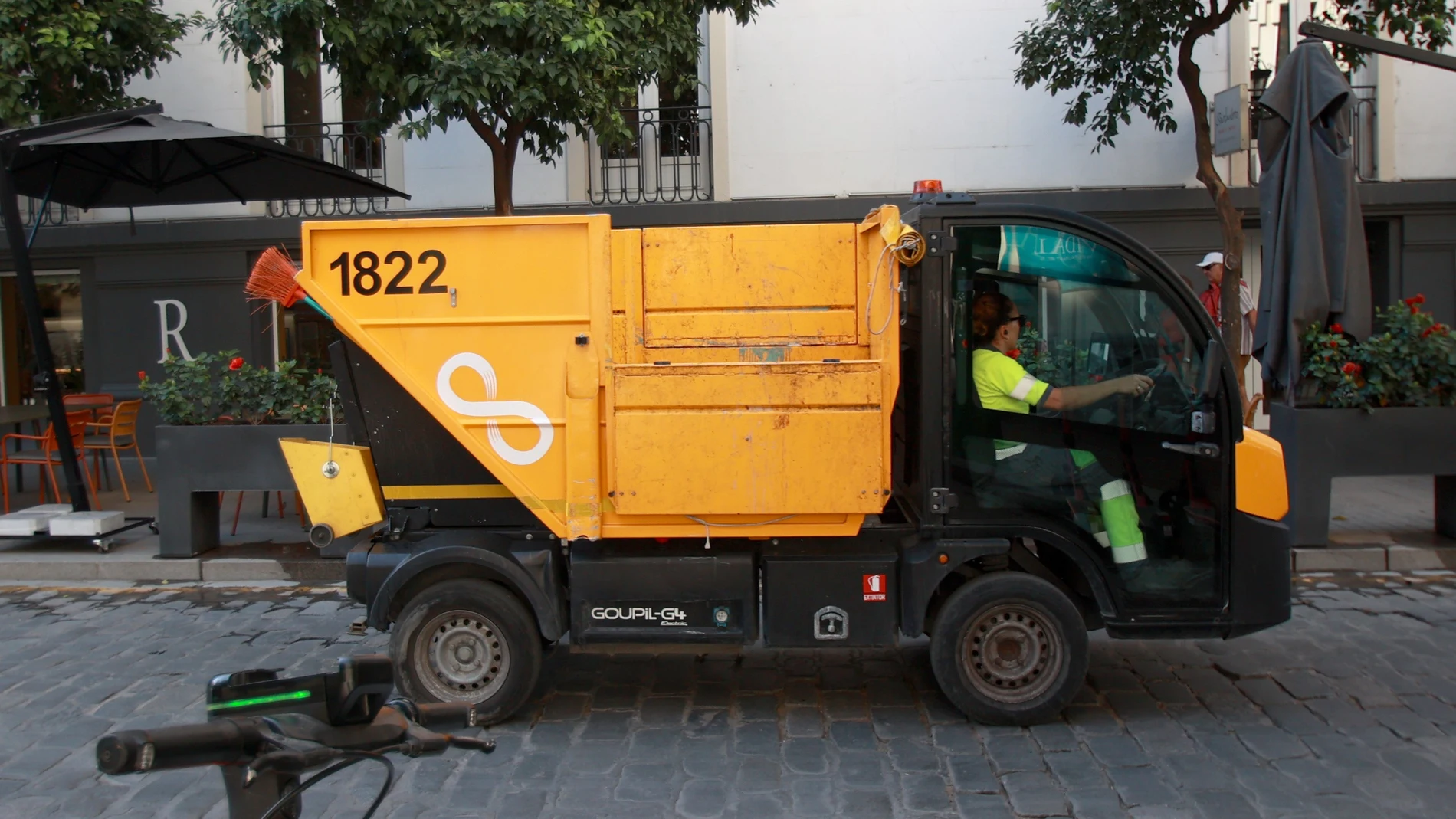 Una máquina barredora en Sevilla