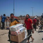 Palestinians receive aid from US-backed group at Gaza's Netzarim Corridor