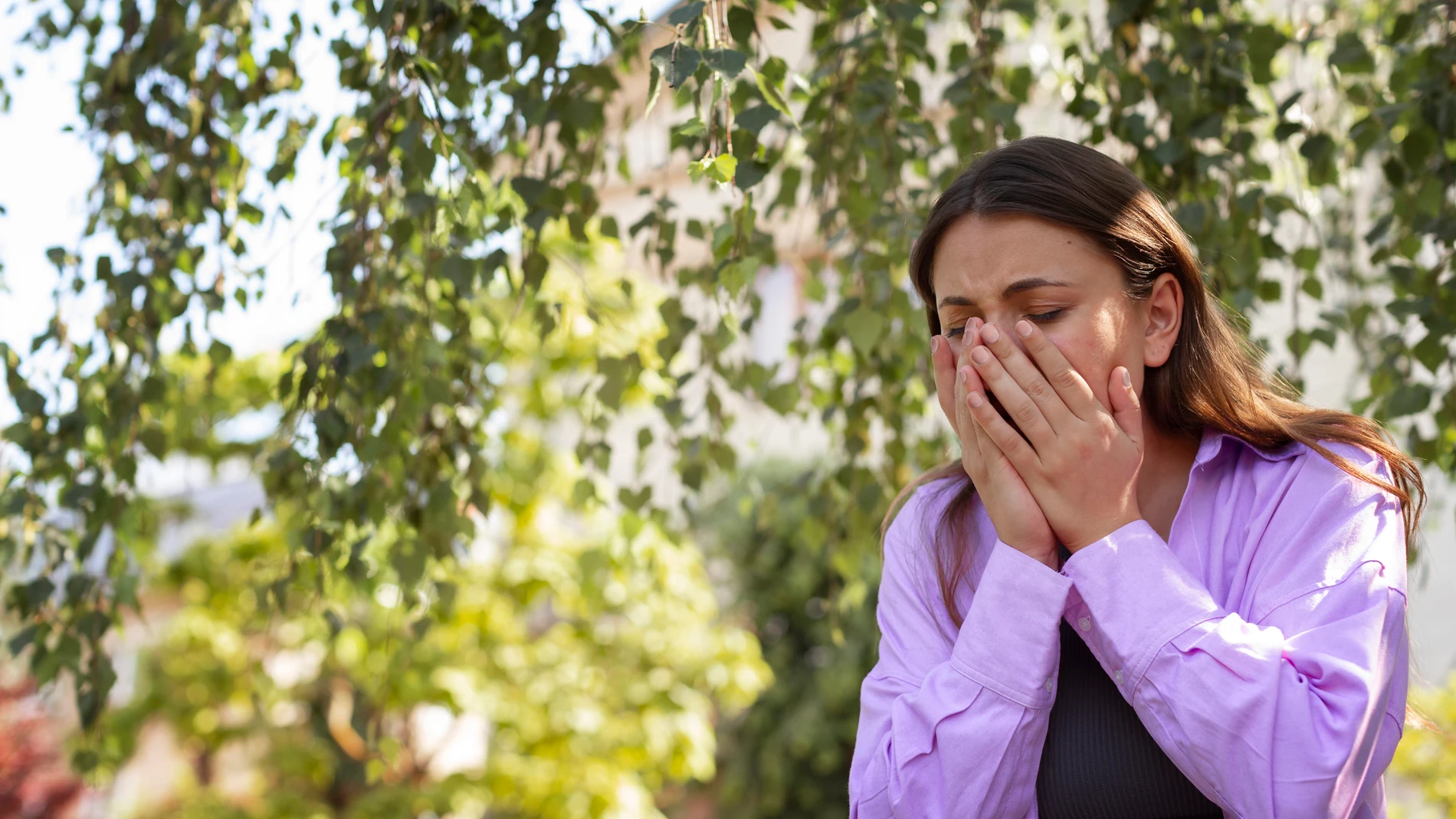Virulergia es un problema que une virus y alergia en mujer sobre exterior