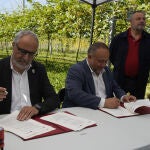 El presidente de la Diputación de León, Gerardo Álvarez Courel (C), junto al del Consejo Comarcal del Bierzo, Olegario Ramón (I), durante la firma del convenio del Banco de Tierras