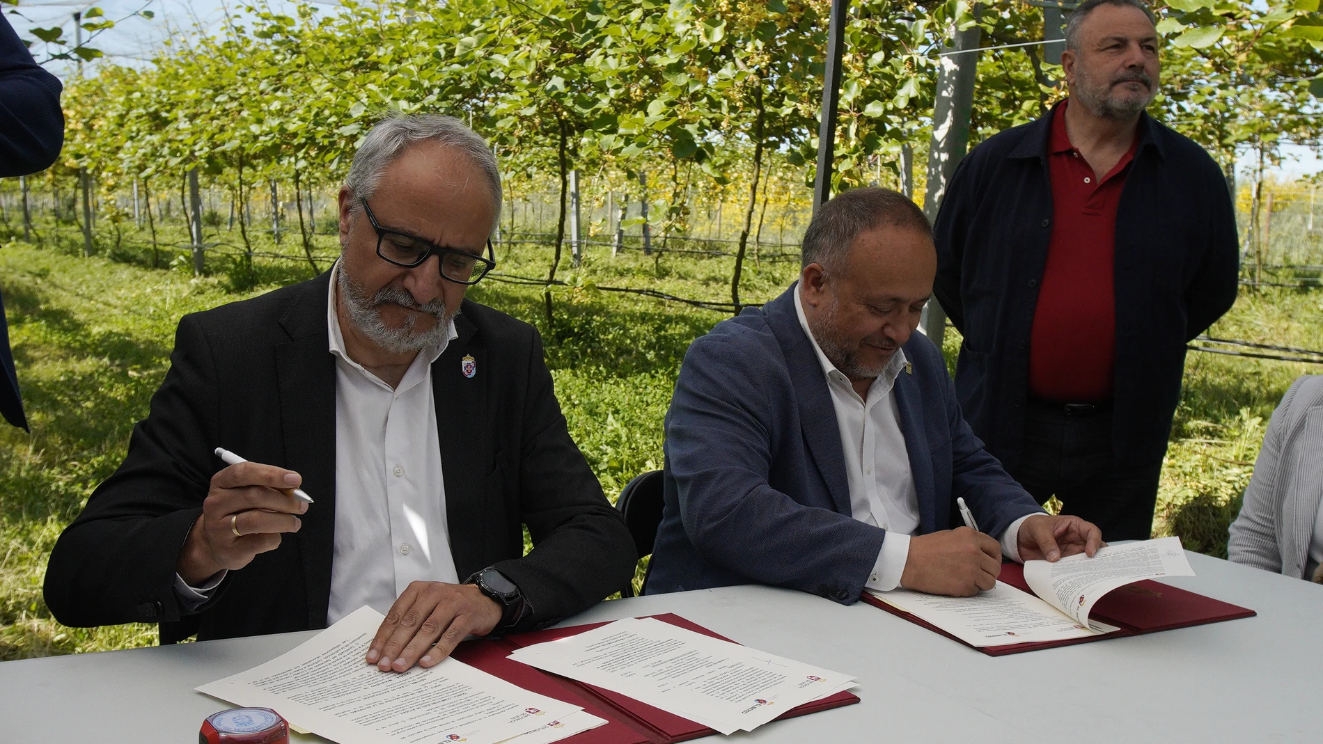 El presidente de la Diputación de León, Gerardo Álvarez Courel (C), junto al del Consejo Comarcal del Bierzo, Olegario Ramón (I), durante la firma del convenio del Banco de Tierras