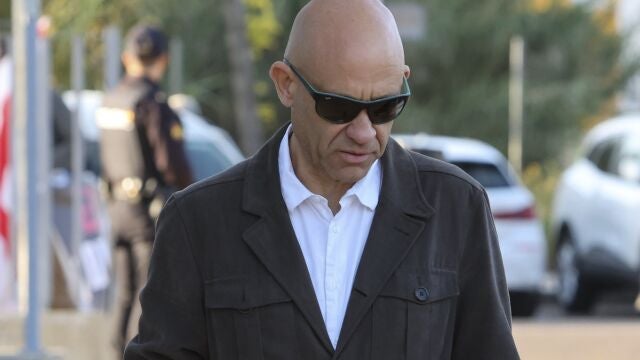 El funcionario Luis María Carrero Pérez, a su llegada a los juzgados